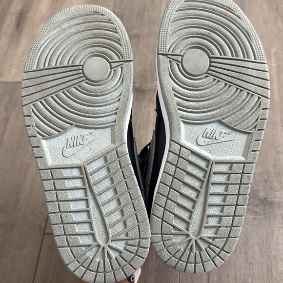 Air Jordans Women’s 1 Mid Black and Gray Size 7 - Picture 5 of 6